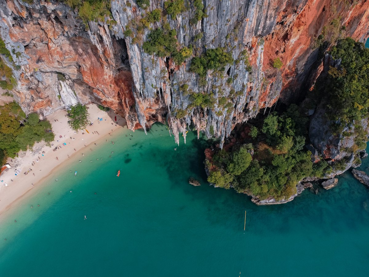 Les falaises et les plages de Railay à Krabi en Thaïlande